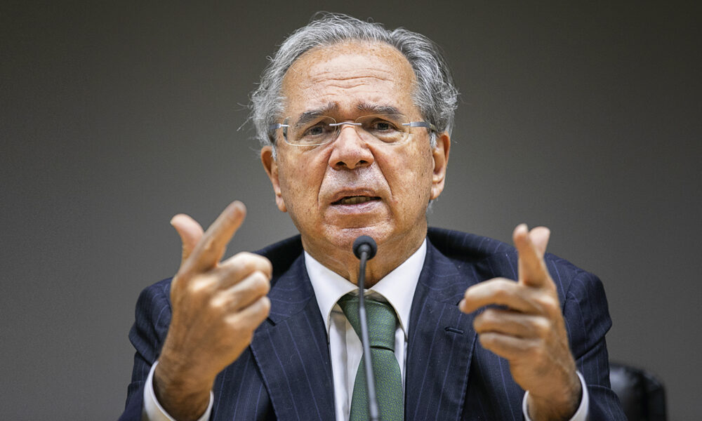 Governo avalia reduzir imposto para estimular indústria, diz ministro