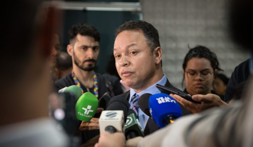 Cláudio Ferreira viola Constituição e tenta censurar jornalistas de MT