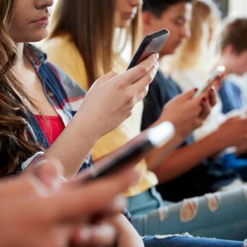 Projeto que proíbe uso de celular em sala de aula é aprovado na AL