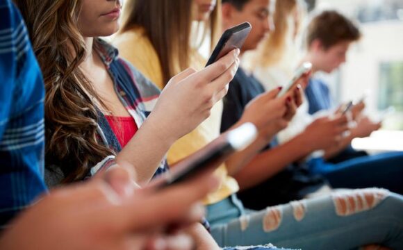 Projeto que proíbe uso de celular em sala de aula é aprovado na AL