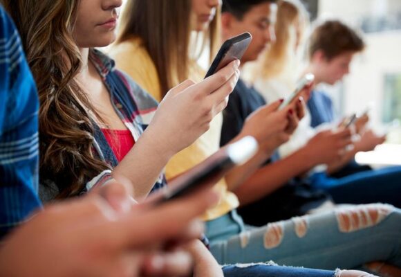 Projeto que proíbe uso de celular em sala de aula é aprovado na AL