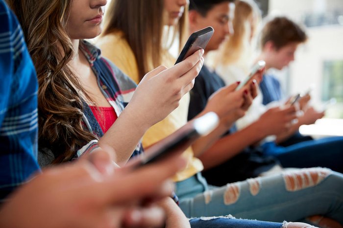 Projeto que proíbe uso de celular em sala de aula é aprovado na AL