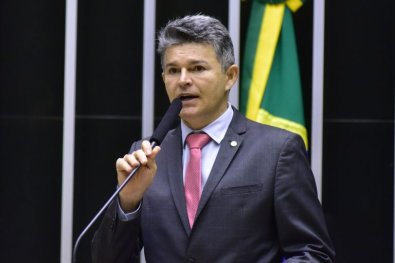 Deputado cita “golpe de pesquisas” em MT e quer proibir divulgação