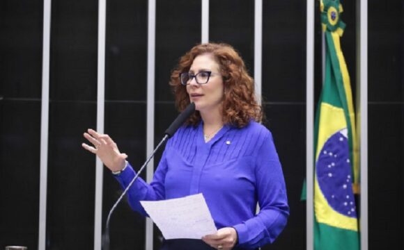 Cassada pelo TRE-SP, Carla Zambelli tenta virar líder da minoria