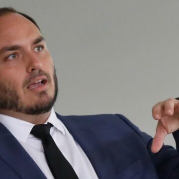 PF localizou app de grampo em celular de assessora de Carlos Bolsonaro