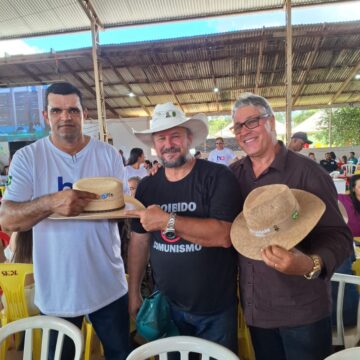 Chapéu autografado por Bolsonaro é leiloado por R$ 22 mil em distrito de Juara