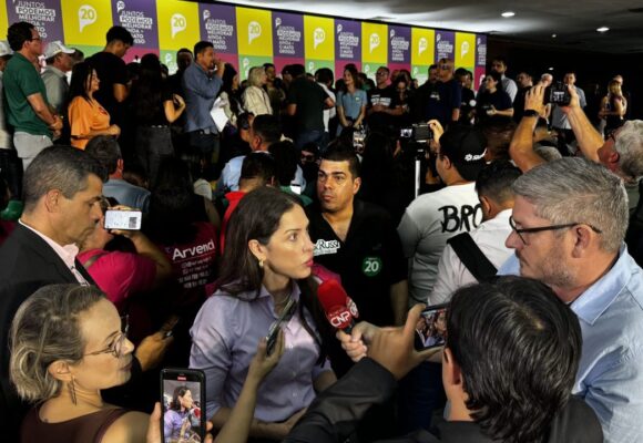 IMG_3196 Janaína abraça a direita e busca apoio do Podemos para buscar o Senado