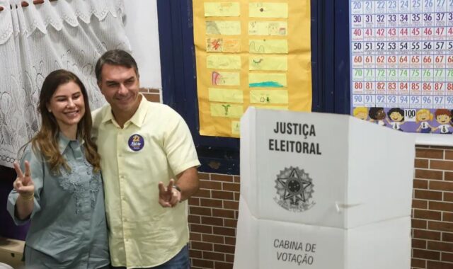 Flávio Bolsonaro ao votar no Rio de Janeiro no 2º turno, em 25/10/2026