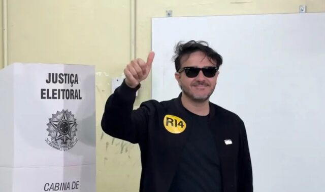 Renan Santos (Missão) ao votar em São Paulo, em 4/10/2026