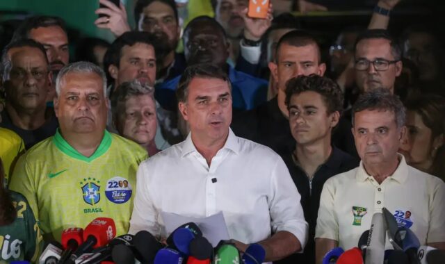 Senador Flávio Bolsonaro fala com jornalistas em Brasília